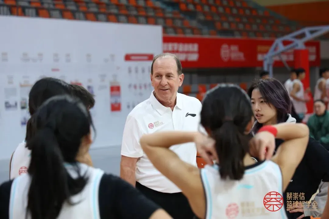 篮球防守训练中如何提高体能和耐力_1